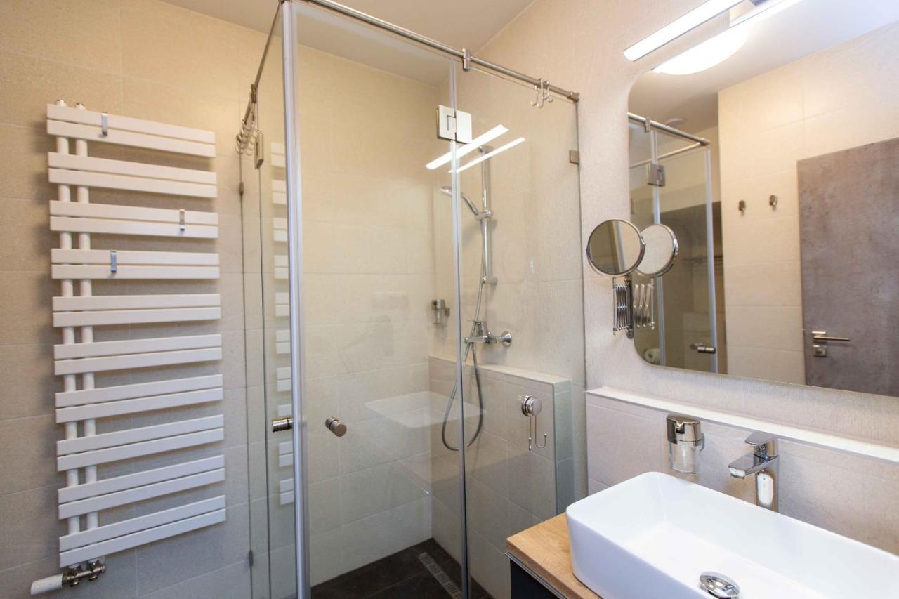 Premium Rooms By Hi5 - Style At The Comedy Theater 부다페스트 외부 사진