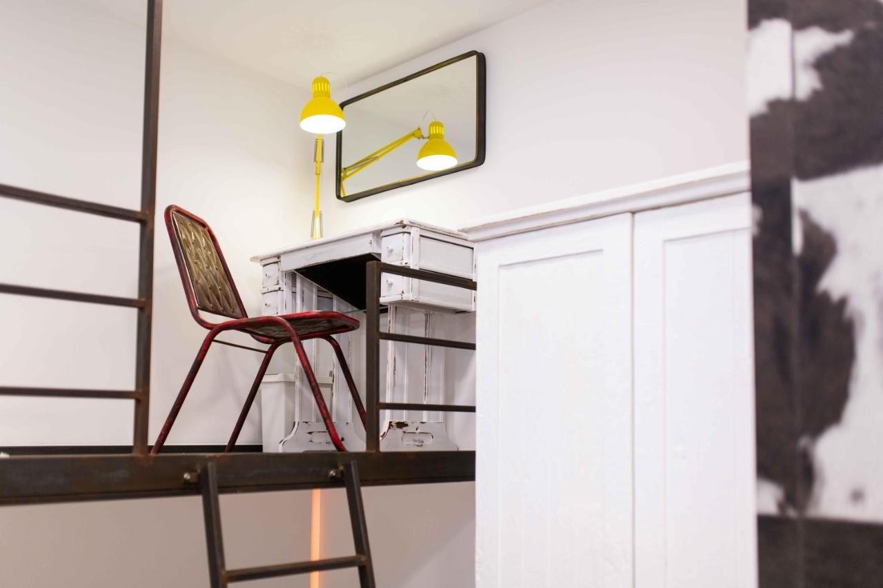 Premium Rooms By Hi5 - Style At The Comedy Theater 부다페스트 외부 사진