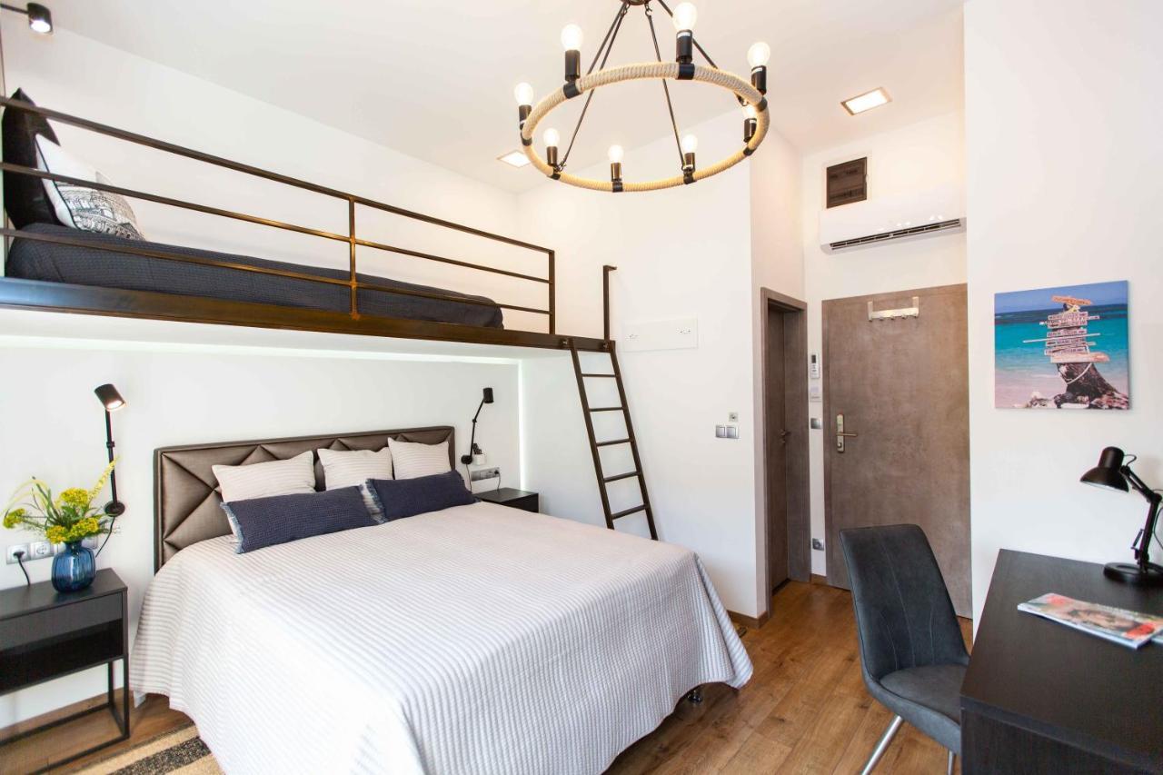 Premium Rooms By Hi5 - Style At The Comedy Theater 부다페스트 외부 사진