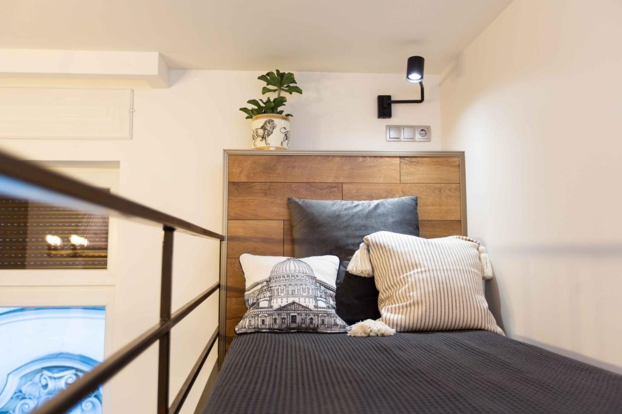 Premium Rooms By Hi5 - Style At The Comedy Theater 부다페스트 외부 사진